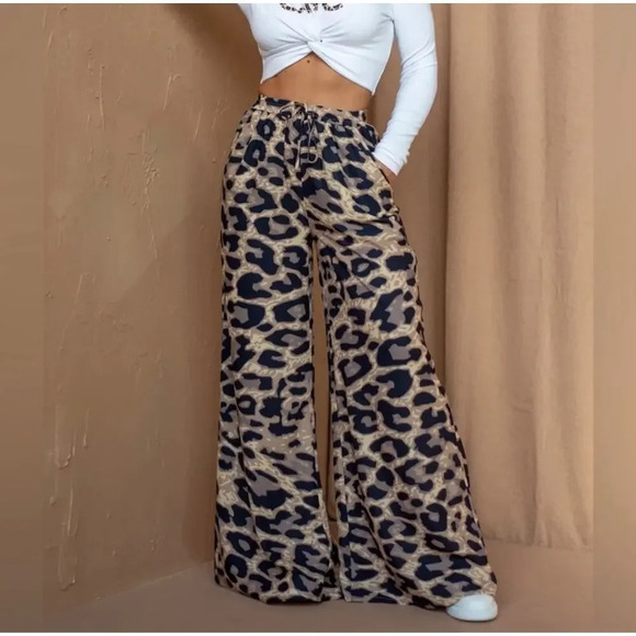 By Egreis NWOT Cheetah Flare Pants - Picture 1 of 6
